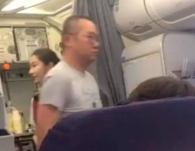 主持人涂磊被曝坐飞机脚蹬机舱，解释原因后网友表示理解