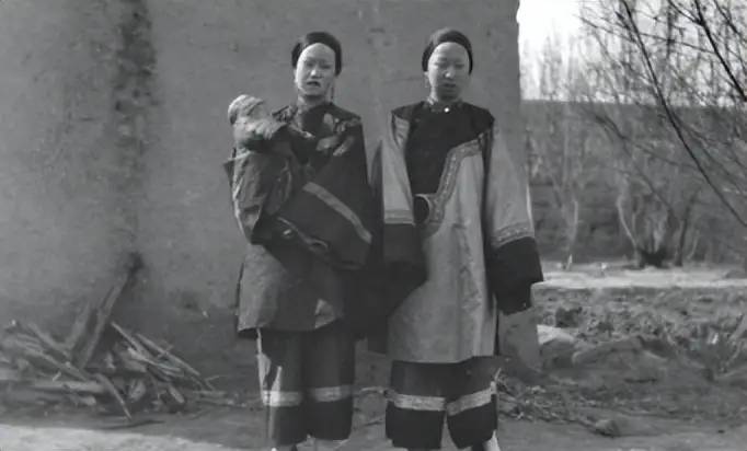 罕见老照片：体态丰满的新疆女人，裸着上身的西藏女奴给孩子喂奶